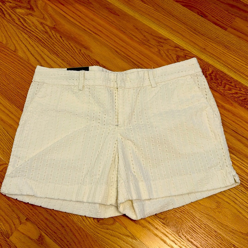 Classy white shorts for the summer